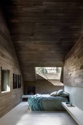 Красивый дизайн спальни в доме в современном стиле.