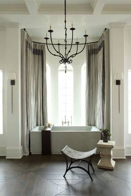 Фото ванной комнаты в загородном доме  в колониальном стиле.