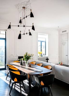 Красивый дизайн столовой в доме в авторском стиле.