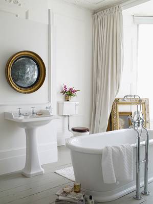 Красивый интерьер ванной комнаты в классическом стиле.