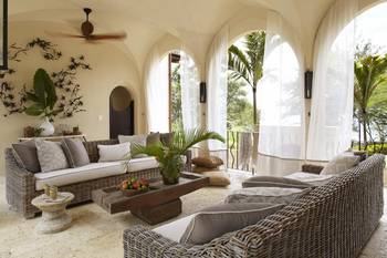 Красивый интерьер веранды в доме в средиземноморском стиле.