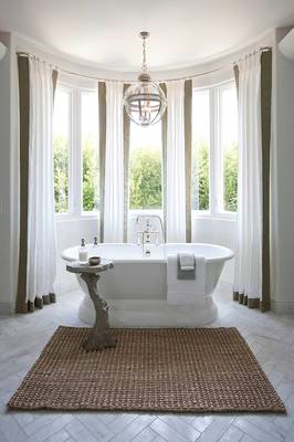Фото ванной комнаты частного дома  в современном стиле.