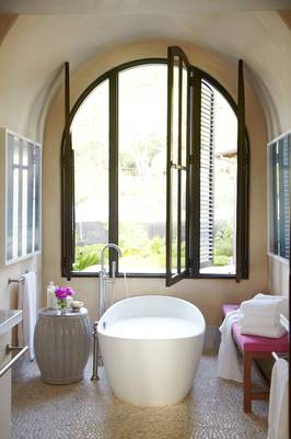 Дизайн ванной комнаты в загородном доме  в средиземноморском стиле.