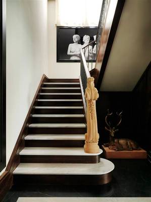 Дизайн лестницы в доме в колониальном стиле.