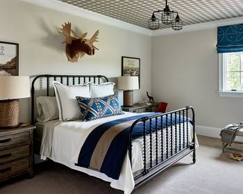Дизайн интерьера спальни в стиле шале.