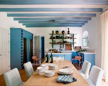Дизайн столовой частного дома  в средиземноморском стиле.