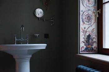 Пример ванной комнаты в загородном доме в стиле фьюжн.