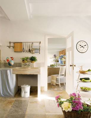 Интерьер кухни в доме в средиземноморском стиле.