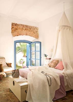 Пример спальни в средиземноморском стиле.