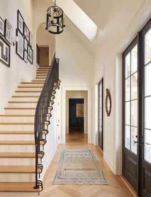 Красивый интерьер лестницы в загородном доме  в колониальном стиле.
