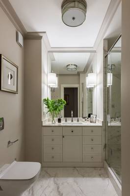 Красивый интерьер ванной комнаты частного дома  в классическом стиле.