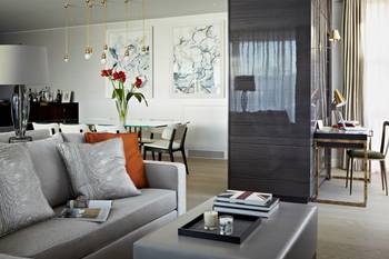 Красивый дизайн кабинета в доме в скандинавском стиле.