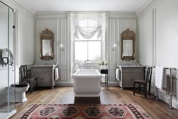 Фото ванной комнаты в загородном доме  в классическом стиле.