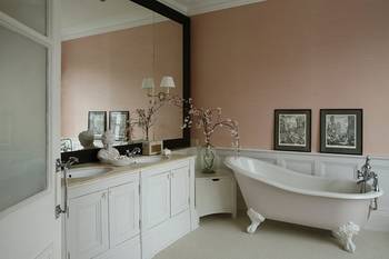 Фото ванной комнаты частного дома  в классическом стиле.