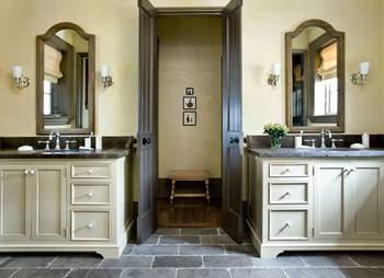 Пример ванной комнаты в загородном доме  в классическом стиле.