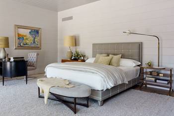 Дизайн интерьера спальни в доме в классическом стиле.