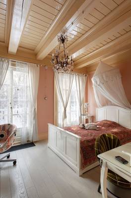 Красивый дизайн спальни частного дома в стиле кантри.