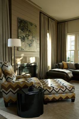 Элегантная гостиная с горизонтальной отделкой стен и геометрическими акцентами