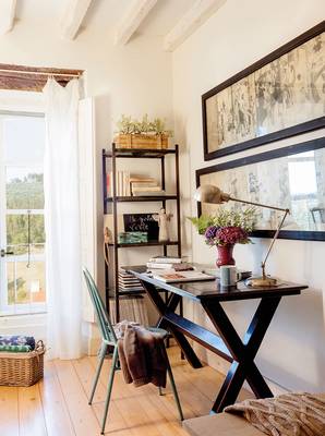 Фото кабинета в доме в средиземноморском стиле.
