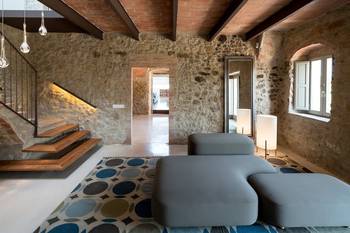 Дизайн гостиной в доме в средиземноморском стиле.