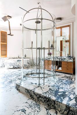 Красивый интерьер ванной комнаты в доме в современном стиле.