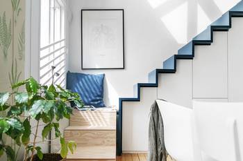 Дизайн интерьера лестницы в загородном доме  в скандинавском стиле.