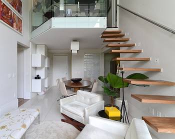 Дизайн интерьера лестницы в доме в восточном стиле.