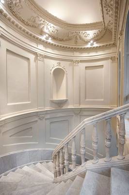 Красивый дизайн лестницы частного дома в стиле ампир.