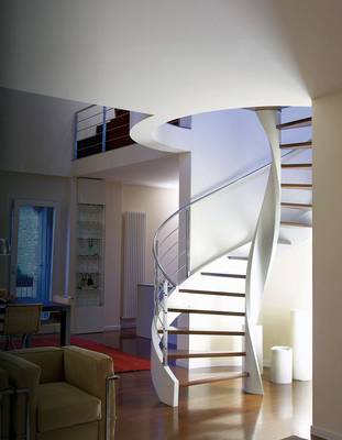 Лестница в коттедже в современном стиле.