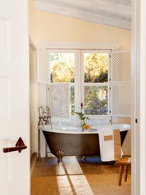 Дизайн ванной комнаты в загородном доме  в средиземноморском стиле.