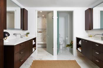 Дизайн интерьера ванной комнаты в коттедже в классическом стиле.