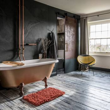 Красивый дизайн ванной комнаты частного дома  в колониальном стиле.
