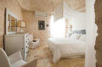 Дизайн спальни в доме в средиземноморском стиле.