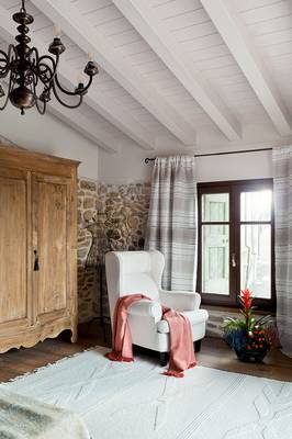 Красивый дизайн спальни в коттедже в средиземноморском стиле.