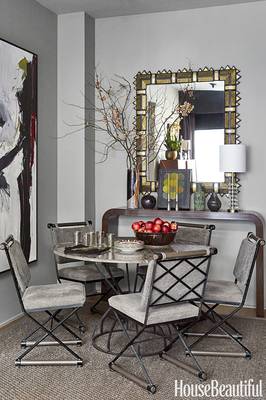 Красивый интерьер столовой в загородном доме в стиле ардеко.