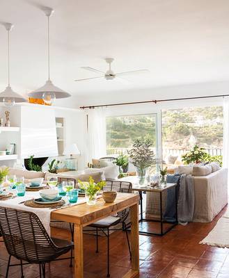 Красивый интерьер столовой в загородном доме  в средиземноморском стиле.