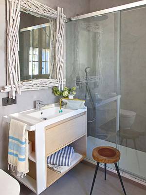 Дизайн интерьера ванной комнаты в средиземноморском стиле.