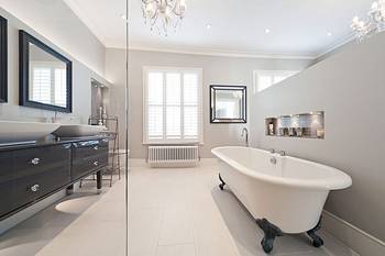 Дизайн интерьера ванной комнаты частного дома  в колониальном стиле.