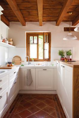 Дизайн интерьера кухни в загородном доме  в средиземноморском стиле.