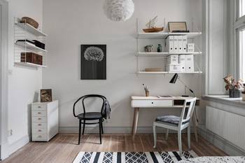 Красивый дизайн кабинета в доме в скандинавском стиле.