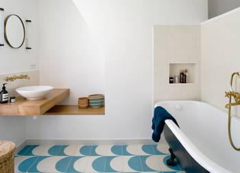 Интерьер ванной комнаты частного дома  в скандинавском стиле.
