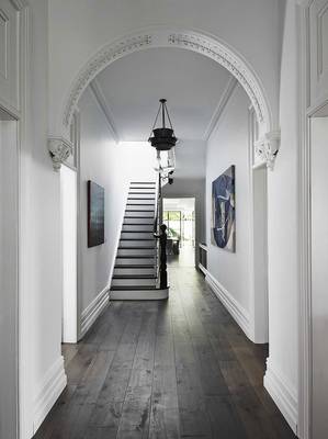 Фото лестницы в коттедже в классическом стиле.