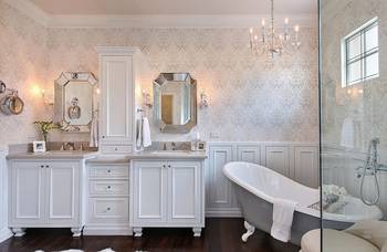 Красивый интерьер ванной комнаты в коттедже в классическом стиле.