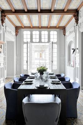 Красивый дизайн столовой в доме в колониальном стиле.
