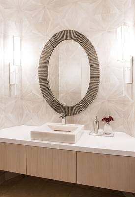 Красивый интерьер ванной комнаты в коттедже в стиле ардеко.