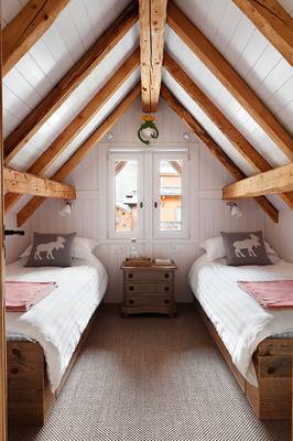 Вариант спальни в доме в стиле шале.