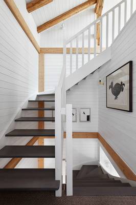 Лестница в доме в скандинавском стиле.