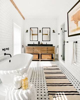 Интерьер ванной комнаты частного дома  в современном стиле.