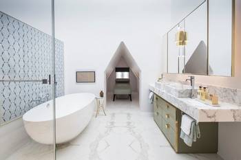 Вариант ванной комнаты в коттедже в современном стиле.