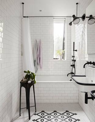 Красивый дизайн ванной комнаты частного дома в стиле лофт.